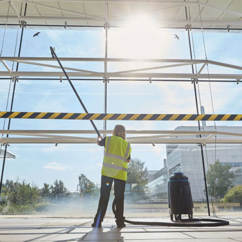 Eu14 Photoshoot Cleaning Windows