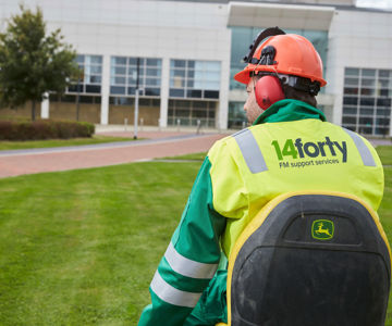 Eu14 Photoshoot Cutting Grass 7 (2)