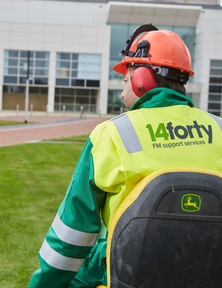 Eu14 Photoshoot Cutting Grass 7 (1)