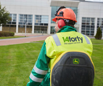 Eu14 Photoshoot Cutting Grass 7 (1)