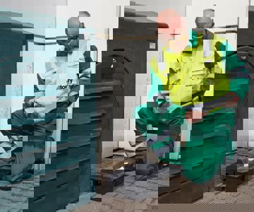 Eu14 Photoshoot Using A Tablet RT Logo (2)