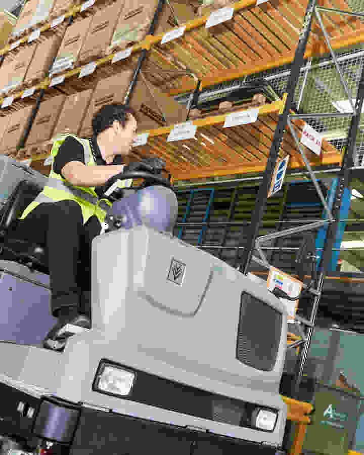 Eu14 Photoshoot Floor Cleaning Machine 7 (1)