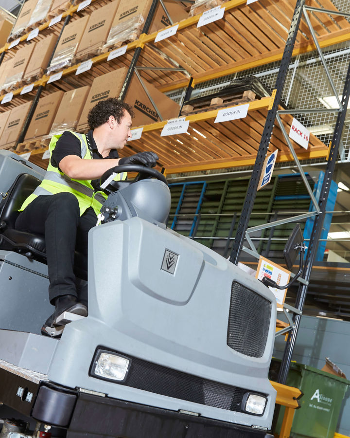 Eu14 Photoshoot Floor Cleaning Machine 7 (1)