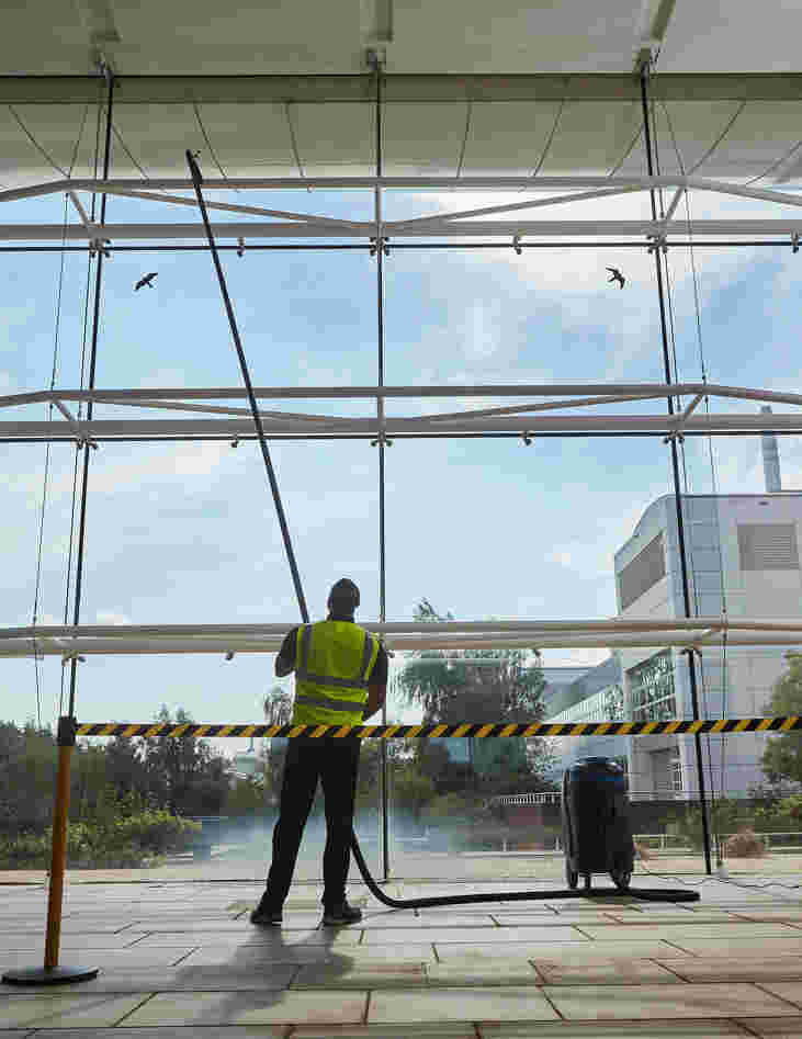 Eu14 Photoshoot Cleaning Windows 13