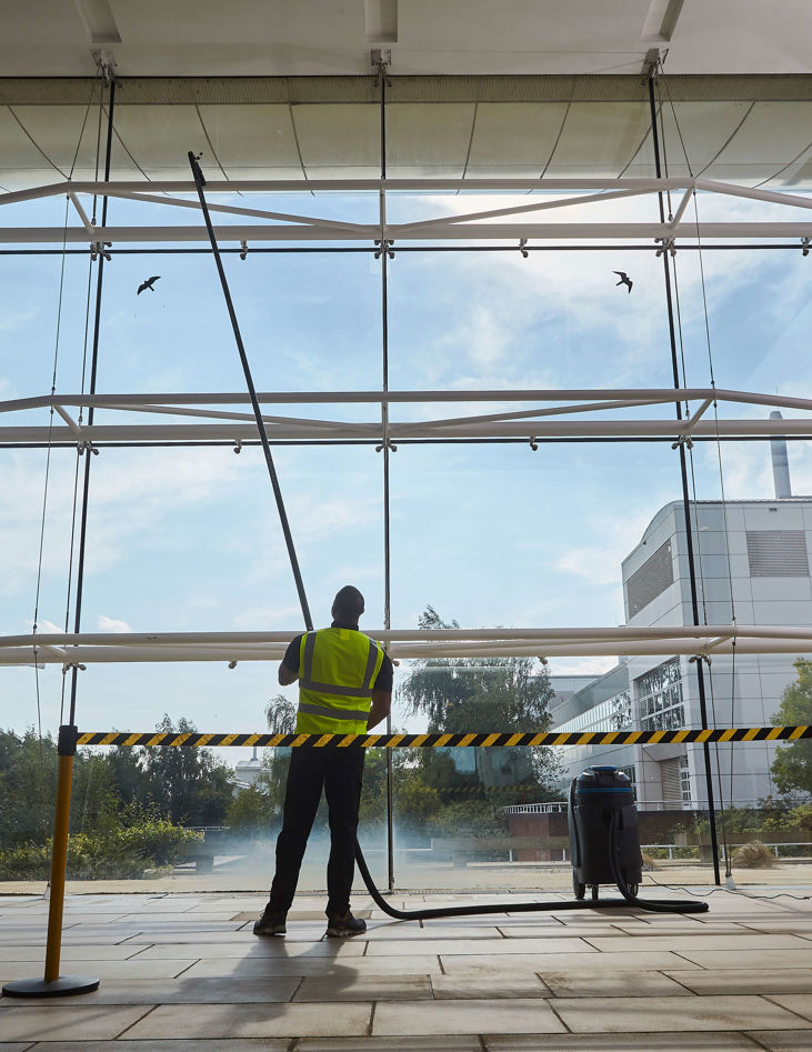 Eu14 Photoshoot Cleaning Windows 13