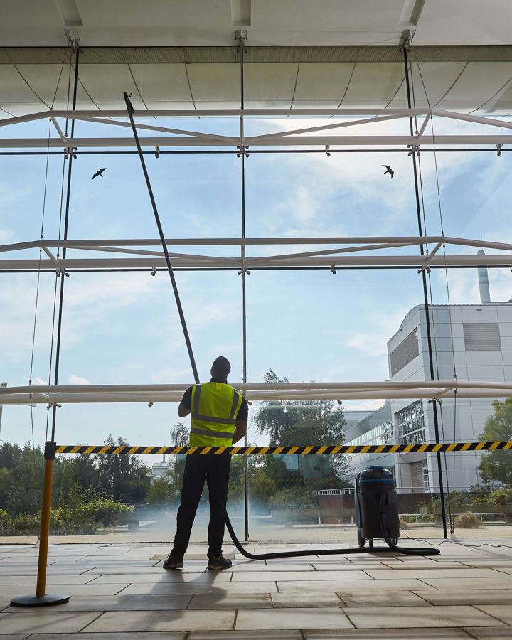 Eu14 Photoshoot Cleaning Windows 13