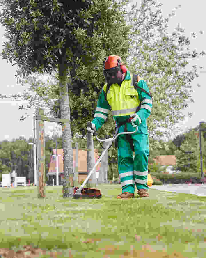 Eu14 Photoshoot Cutting Grass