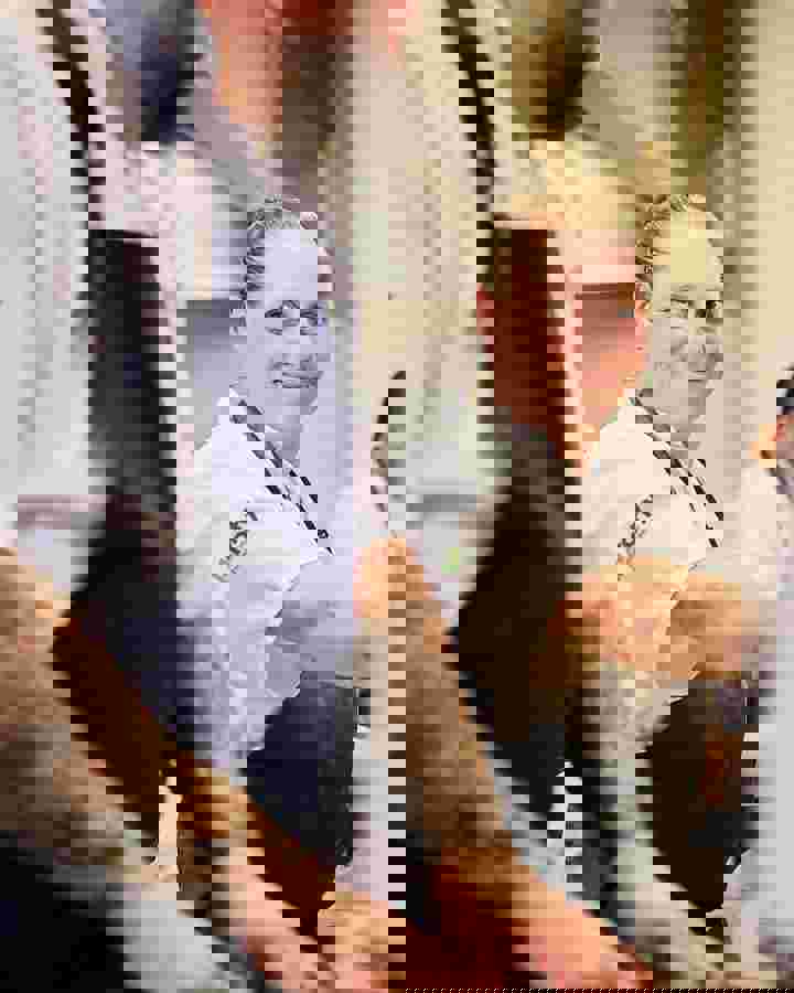 5C4a8527b