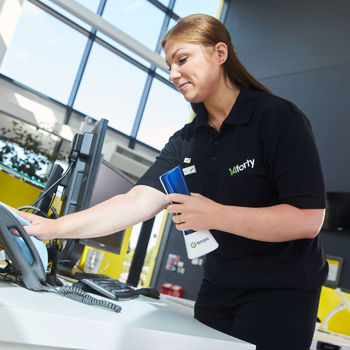 Eu14 Photoshoot Cleaning Phone 6